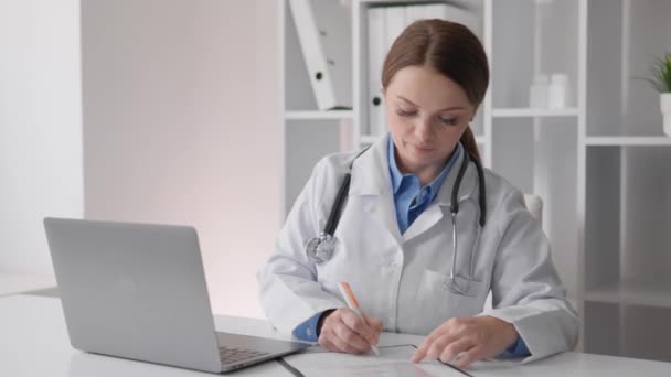Ένας Ιατρικός Εμπειρογνώμονας Ενώ Εξυπηρετεί Τους Ασθενείς Παρέχει Αποτελεσματική Ιατρική — Αρχείο Βίντεο