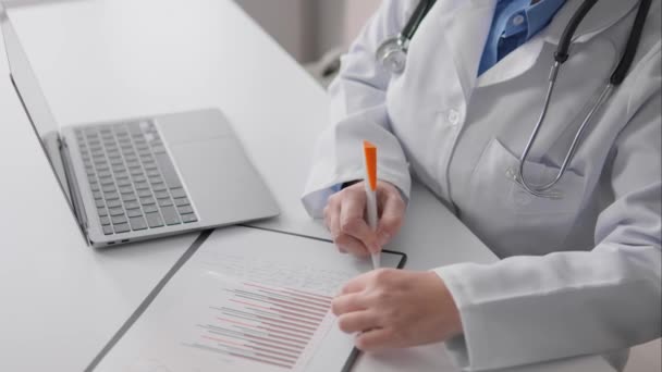 Vysoce Kvalifikovaný Lékař Vede Záznamy Lékařských Záznamech Používá Technologii Pro — Stock video