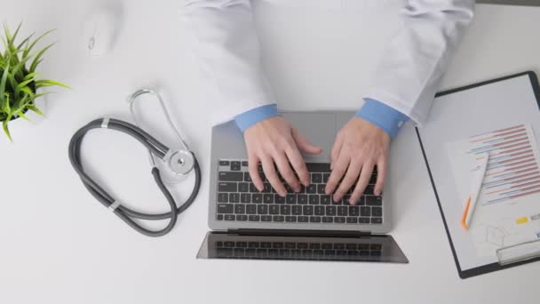 의사는 전문적인 업무에 초점을 맞추고 시스템에 데이터를 입력하고 리셉션 룸에서 — 비디오