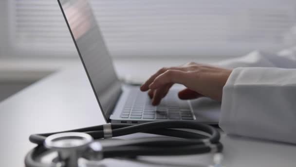 一位医学专家在一个在线数据库中保存了患者症状的详细记录 为进一步的研究和治疗创建了完整的报告 用手在键盘上打字的特写 高质量4K — 图库视频影像