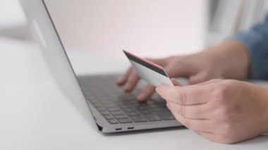 Çevrimiçi alımlar için ürünleri seçen müşteri, elektronik para ve kredi kartları kullanarak internet üzerinden mali işlemler yapıyor. Klavyede yazı yazan yakın çekim eller. Yüksek kalite 4k görüntü