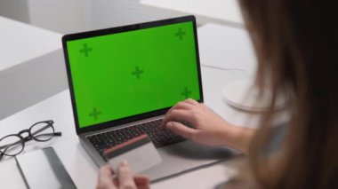 Templatechroma anahtar yeşil laptop ekranı. Bayan alışverişçi rahat bir ofis masasında oturuyor, ödemeleri yapıyor ve ürünleri online olarak seçiyor, kolaylık ve verimlilik sağlıyor. Yüksek kalite 4k görüntü