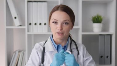 Doktor çevrimiçi bir konferans düzenliyor, bilgilerini paylaşıyor ve video aracılığıyla tıbbi bakım sağlıyor. Bir web kamerasının yardımıyla, psikoterapist uzaktan psikolojik destek seansları düzenler.