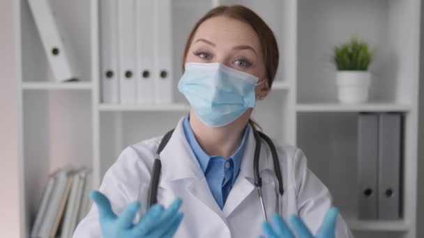 Una Doctora Trabajando Remotamente Proporciona Los Pacientes Consultas Tratamiento Través — Vídeos de Stock