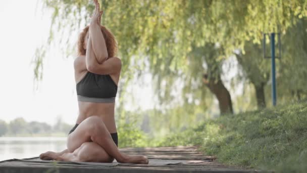 Reizend Door Haar Innerlijke Wereld Voert Vrouw Yogapraktijken Uit Oever — Stockvideo
