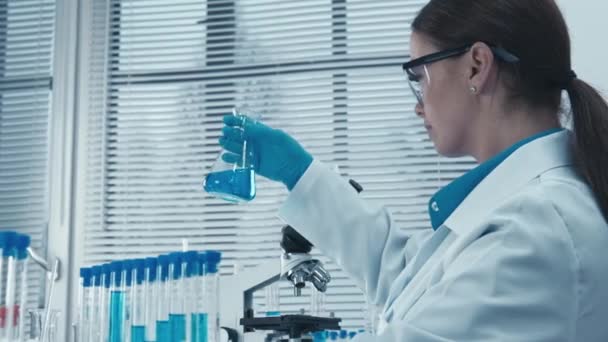 Laboratuvardaki Araştırma Ekibi Yeni Ilaç Tedavileri Araştırmaya Koronavirüsü Araştırmaya Salgınla — Stok video