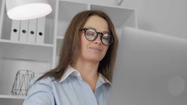 Mulher Bonita Óculos Frente Laptop Sorrindo Olhando Para Monitor Computador — Vídeo de Stock