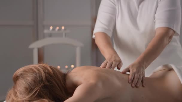 Tauchen Sie Ein Die Rücken Und Schulterblatt Massage Bei Der — Stockvideo