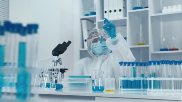 Laboratório Cientistas Aprofundam Análise Amostras Médicas Usando Tecnologia Ponta Biotecnologia — Vídeo de Stock