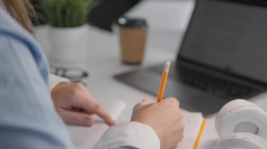 Öğrenci yaratıcı yeteneklerini aktif olarak öğrenmek ve geliştirmek için teknolojiyi kullanır. Çevrimiçi kurslar ve beceri geliştirme kolaylaşır ve modern tesislerle ilgilenir. Yüksek kalite 4k görüntü