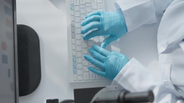 Cientista Trabalha Teclado Computador Mesa Mulher Olhando Através Microscópio Laboratório — Vídeo de Stock