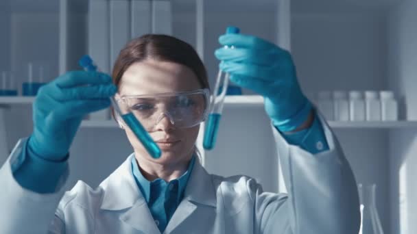 Pozorný Ženský Vědec Pokročilé Laboratoři Zkumavkami Rukou Výzkumným Zařízením Toto — Stock video