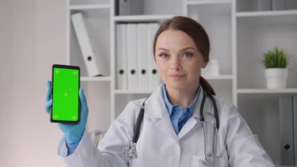緑色のクロマキーを搭載したスマートフォンを使用した主婦は 妊娠中の母親のためのオンライン相談を提供し 妊娠の健康管理を支援します 女性医療スペシャリスト 高品質で — ストック動画