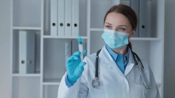 Assistant Laboratoire Dans Laboratoire Pharmaceutique Utilise Une Seringue Pour Mesurer — Video