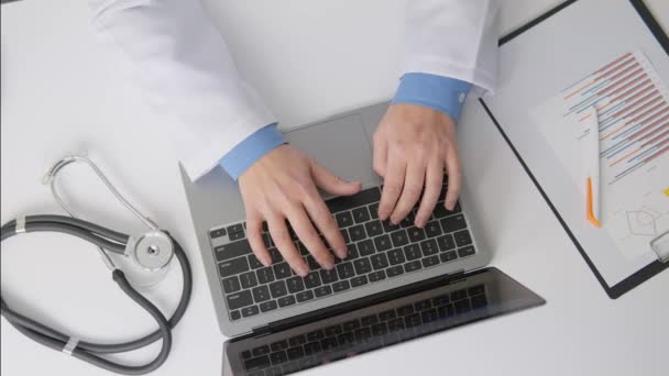 医学の分野の専門家は 電子処方箋と文書で動作します 医師は テクノロジーを使って ノートパソコンで作業することに集中しています キーボード上の入力ハンド — ストック動画