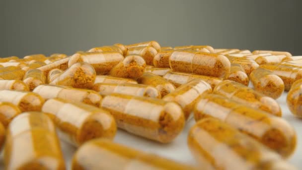 Kapsüllerdeki Vitaminler Curkiminler Doğal Ilaçların Etkisini Gösteren Bir Daire Şeklinde — Stok video