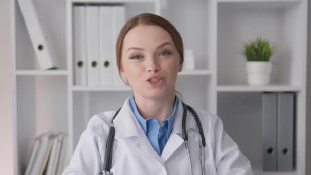 Médecin Accueille Une Patiente Une Webcam Parlant Fournissant Assistance Consultation — Video