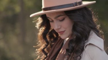 Kadın imajının şefkat ve ahengi ilkbaharın ilk çiçek açan aşklarıyla iç içe. Bir çiçek gibi, doğal güzelliğiyle gözleri çeker. Doğa portresindeki kameranın yakın görüntüsü