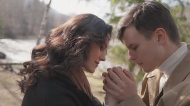 Genç bir çift doğadayken aşkın büyüsünü hisseder. Çift, birbirine sarılma ve bakmanın doğal güzelliğinden ve karşılıklılığından zevk alır. Yüksek kalite 4k görüntü