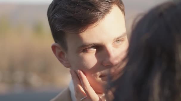 Dois Corações Apaixonados Celebram Momento Beijo Romântico Sob Céu Estrelado — Vídeo de Stock