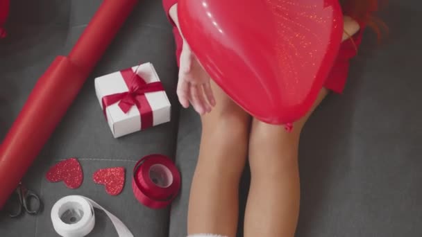 Eine Junge Frau Erhält Von Ihrem Liebhaber Zum Valentinstag Eine — Stockvideo