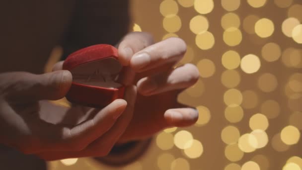 Muž Opatrně Drží Krabici Nádherným Snubním Prstenem Ruce Atmosféra Vyjadřuje — Stock video