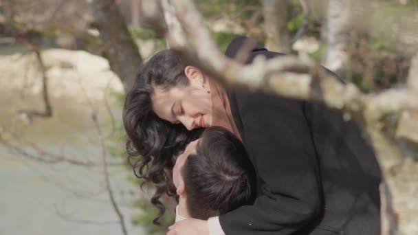 부부는 키스를 분위기의 마법과 자신의 근접을 느끼는 가을과 자연에서 로맨틱 — 비디오