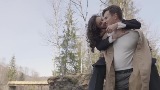 Embrassant Couple Mène Leur Histoire Amour Parmi Les Arbres Les — Video