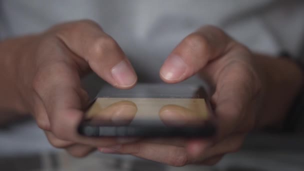 Close Mãos Segurando Usando Smartphone Avançado Explorando Suas Características Desfrutando — Vídeo de Stock