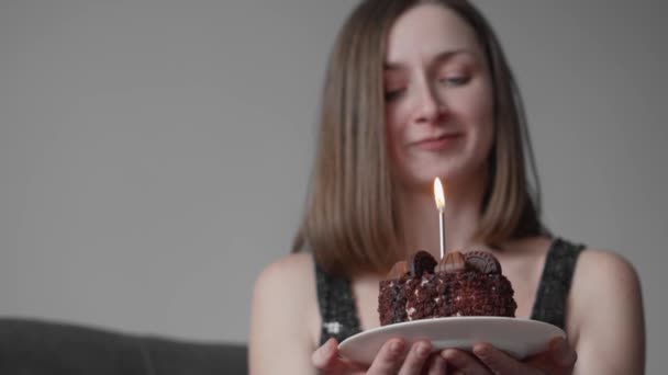 Kobieta Pojmuje Swoje Życzenie Swoje Urodziny Tworzy Atmosferę Świętowania Wytwornym — Wideo stockowe