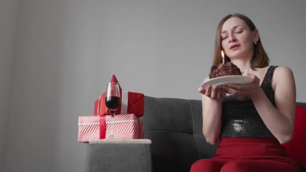 Este Vídeo Casero Una Mujer Celebra Cumpleaños Mientras Disfruta Atmósfera — Vídeos de Stock