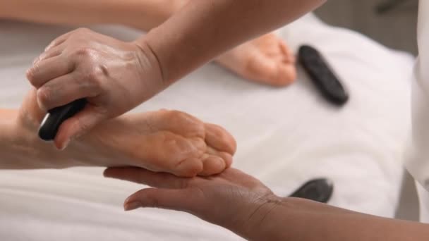 Détente Profonde Dans Salon Massage Pierres Chaudes Rouler Fragilement Les — Video
