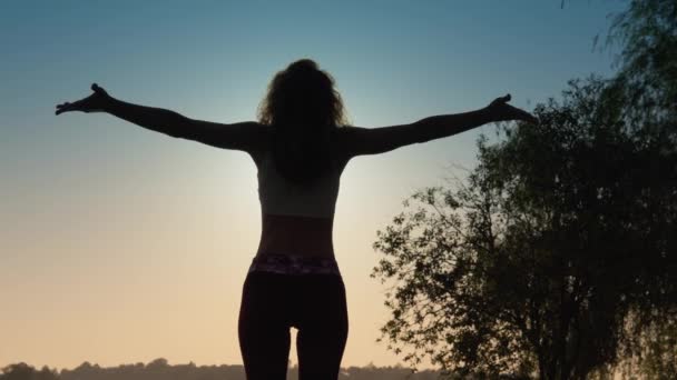 Restaurar Energía Armonía Con Naturaleza Yoga Junto Lago Para Cuerpo — Vídeos de Stock