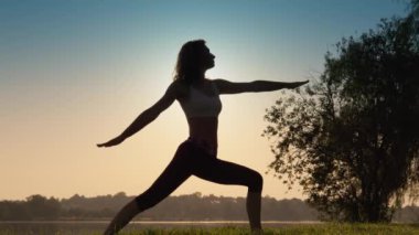 Herkese bedava egzersiz: her yaş ve spor seviyesi için açık hava yoga dersleri. Doğanın sakin ortamında yoga yaparak rahatlama ve iyileşme. Yüksek kalite 4k görüntü