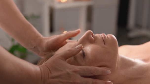 Massageie Usando Óleos Aromáticos Que Revelam Suavemente Aromas Dando Uma — Vídeo de Stock
