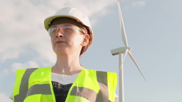 再生可能な発電機が成功したエンジニアリングソリューションのおかげで動作するグリーンエネルギー 女性は発電所として風力発電機の産業でエンジニア 科学者として働く — ストック動画