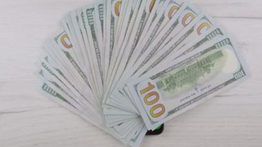 Yeşil ekrana düşen dolarlar. Başarı, gelir ve kâr kavramı. Her işletme sahibi ve yatırımcı için finansal fırsatlar. İnternette iş. Bir Akıllı Telefondan Yüz Dolarlık Fatura