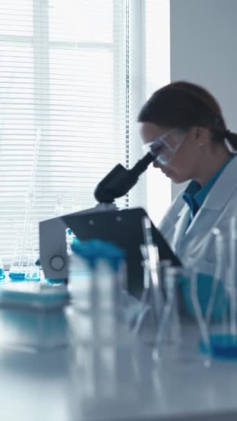 Ebben Függőleges Videóban Egy Tudós Egy Biológia Laborban Génmódosításokkal Kapcsolatos — Stock videók