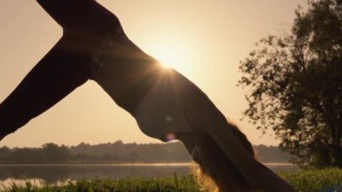Sakinlik ve konsantrasyon: doğal ortamda rahatlamak için yoga egzersizleri. Uyum Oluşturmak: Sakin bir ortamda Sağlık ve Uyum İçin Yoga Uygulamak. Yüksek kalite 4k görüntü