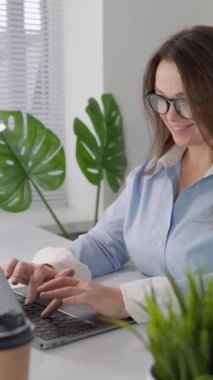 Serbest çalışan, bilgisayarını herhangi bir yerden çalışmak için kullanır, bu da onun esnek olmasını ve çeşitli görevleri verimli bir şekilde yerine getirmesini sağlar. O, işinde başarılı olmak için zamanını ve kaynaklarını yönetir. Yüksek