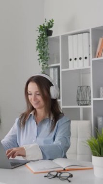 Bu dikey videoda, genç bir girişimci işini planlamak ve internet üzerinden müşterilerle iletişim kurmak için bir dizüstü bilgisayar kullanıyor. Piyasayı inceleyerek girişimini büyütmeye odaklanmış durumda.