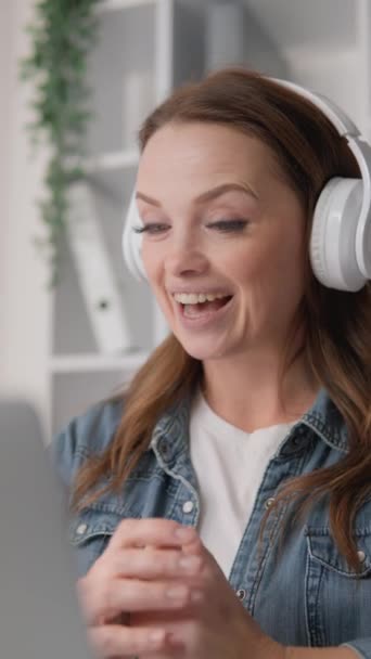 Kulaklıklı Genç Bir Kadın Bilgisayarında Video Görüşmesi Yapıyor Çevrimiçi Iletişim — Stok video