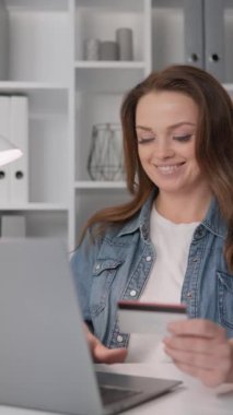 Bir kadın elektronik ödeme sistemlerini kullanarak internetten alışveriş yapmaktan mutlu olur. Alıcı ürünleri sanal arabaya kolayca ekler ve çevrimiçi mağazada bir kredi kartıyla kolayca öder. Yüksek