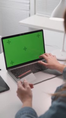 Krom anahtar yeşil ekran ek defteri. Müşteri çevrimiçi bankacılık yoluyla satın alma yaparak online mağazadan ürünleri tatmin edici bir şekilde seçiyor. Genç bir kadın rahat bir evde bilgisayarından kolayca alışveriş yapıyor.