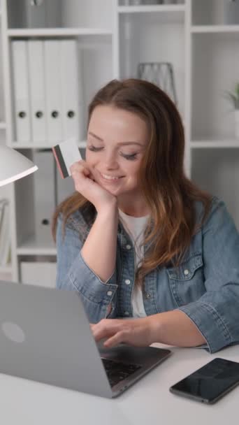 Tevreden Klant Online Winkelen Gezellige Huiselijke Omgeving Met Haar Laptop — Stockvideo
