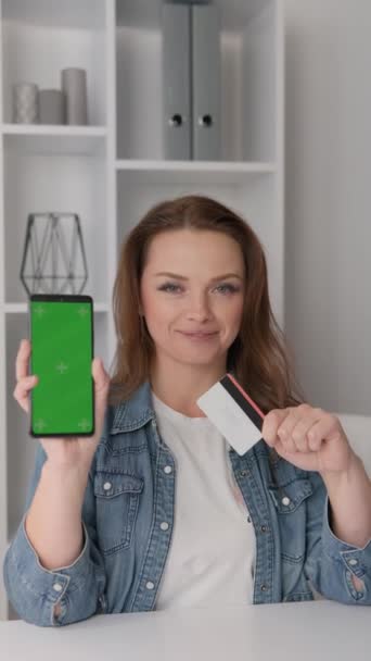 Smartphone Chroma Key Zielony Ekran Kobieta Trzyma Ręku Kobieta Radością — Wideo stockowe