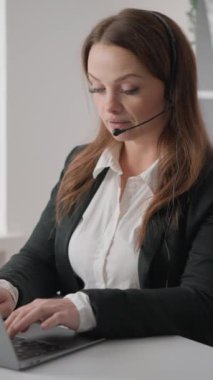 Bir telefon destek danışmanı hızlı ve yüksek kaliteli müşteri yardımı sağlar. Çağrı merkezindeki teknik destek danışmanı, soru ve endişeleri olan kullanıcılara yardımcı olur. Yüksek kalite FullHD