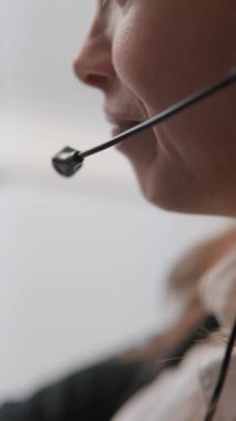 Çağrı merkezi operatörü müşterilere internet uygulaması yoluyla yüksek düzeyde hizmet ve memnuniyet sağlama konusunda tavsiyede bulunur. Bir kadın çağrı merkezi danışmanı büyük bir coşkuyla çalışır ve müşterilere hizmet eder.