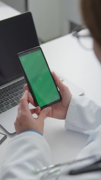 Médico Está Segurando Smartphone Chave Chroma Com Uma Tela Verde — Vídeo de Stock