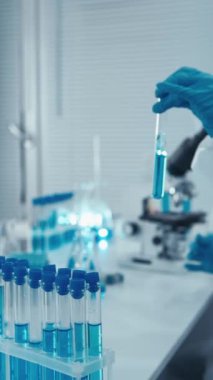 Bir tıbbi araştırmacı kalıtsal hastalık riskini belirlemek için genetik tarama verilerini analiz eder. Laboratuvarda, dokuların yapay büyümesi ile deneyler yapılıyor.